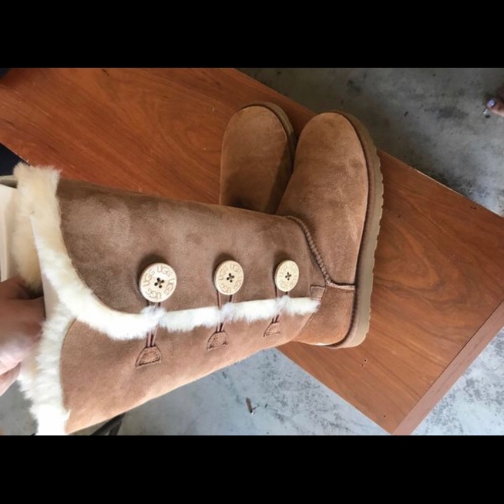 Bailey Button Chestnut Uggs - image 1